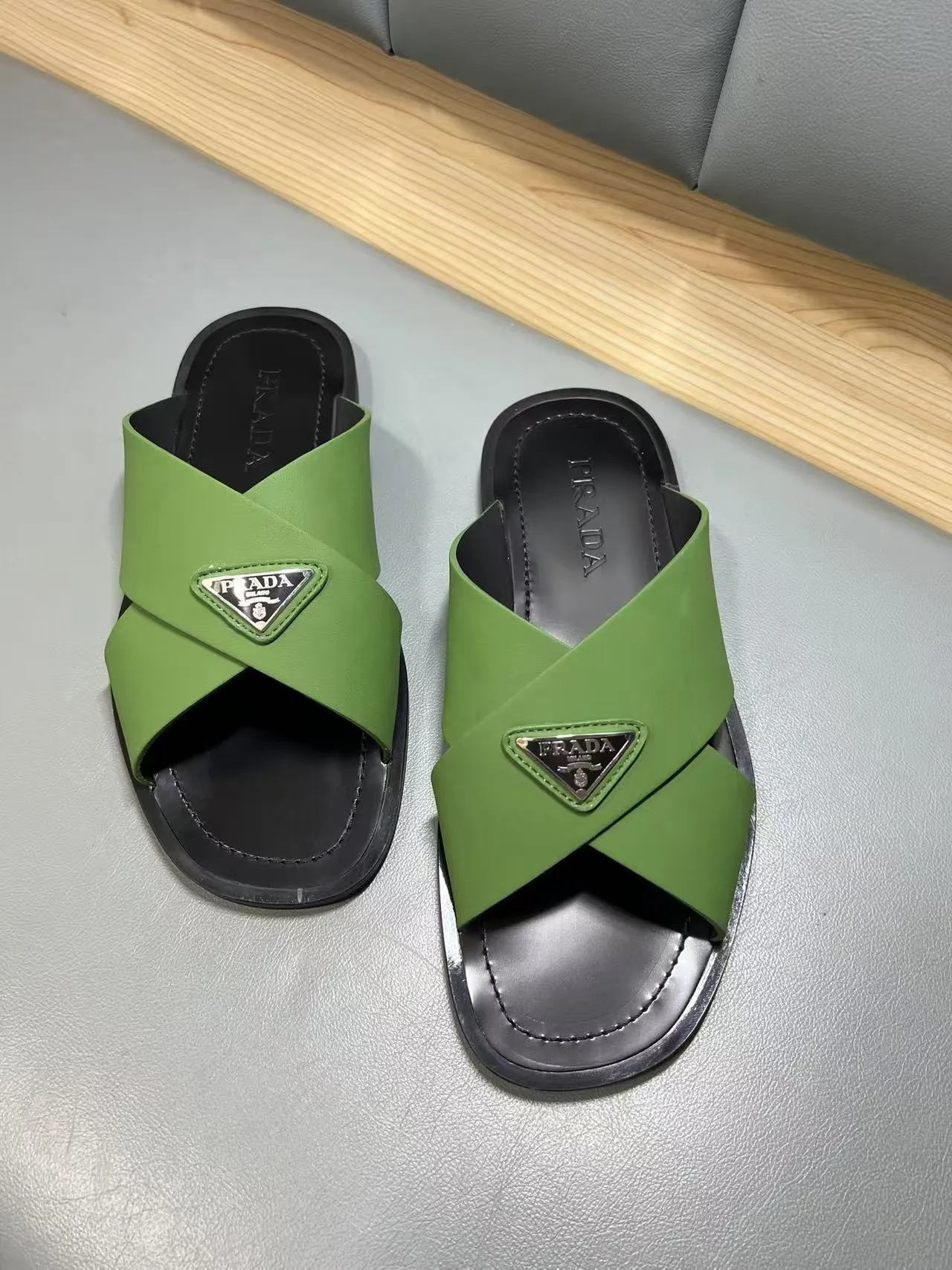 340💰PRADA Prada’s latest slippers are synchronized with the official website. This slipper is made of the brand’s unique and iconic Saffiano leather. The brand logo jumps out from the double straps, and the brand style is clearly visible. Cowhide gives men elegant charm and functional design, making it an ideal choice for vacation and leisure. Size:38-45